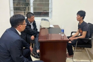 Bắt giữ kẻ cầm dao khống chế người phụ nữ làm con tin