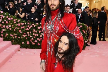 Jared Leto gây sốc khi mang tượng đầu người dự Met gala