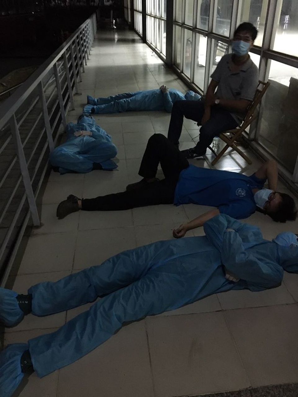Rầm rộ đi tiếp tế gây khó khăn cho công tác phòng chống dịch Covid - 5 Rầm rộ đi tiếp tế gây khó khăn cho công tác phòng chống dịch Covid - 5