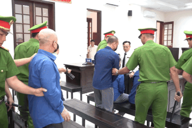 Bình “Kiểm” cùng đồng bọn ra tòa vì đường dây súng đạn xuyên quốc gia