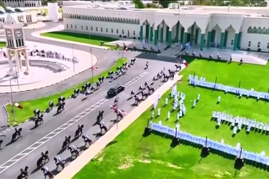 Đoàn lạc đà Qatar diễu hành chào mừng đoàn xe của ông Trump