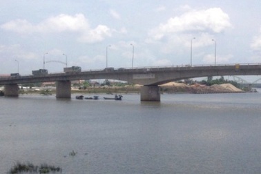 1 cán bộ dự án tỉnh Ninh Bình bỏ ô tô nhảy sông tự tử