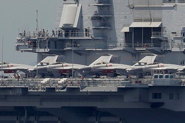 Tàu sân bay Trung Quốc bị chính máy bay nhà cản chân