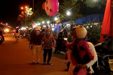 Bình Định: Dựng lều, trắng đêm bán hoa Tết