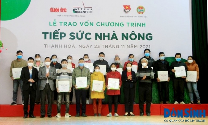 Đại diện Ban tổ chức chương trình trao vốn hỗ trợ các hộ nông dân có hoàn cảnh khó khăn thuộc 2 xã Xuân Hòa và Hóa Quỳ, huyện Như Xuân