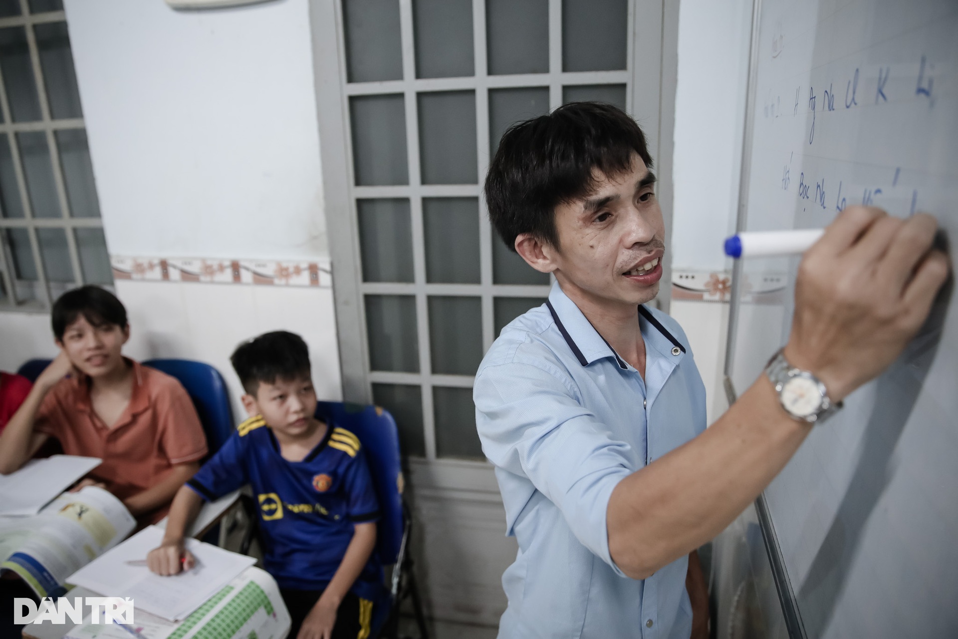 Thầy giáo công nhân bán gà, vịt mua sách vở cho học sinh nghèo - 7 Thầy giáo công nhân bán gà, vịt mua sách vở cho học sinh nghèo - 7