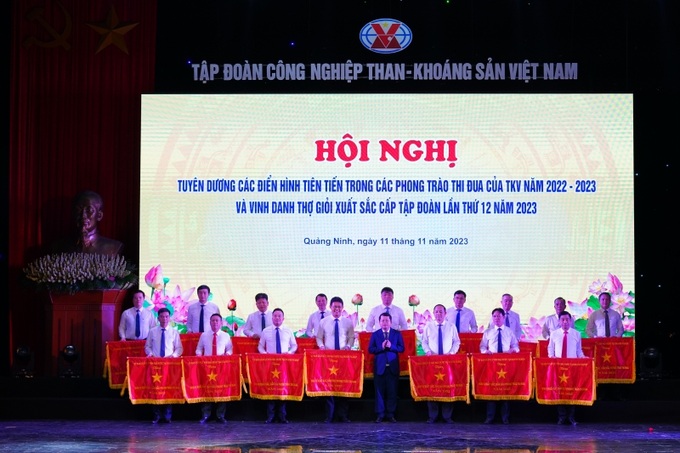 Trào Cờ thi đua của Uỷ ban Quản lý vốn cho các đơn vị xuất sắc dẫn đầu phong trào thi đua năm 2022