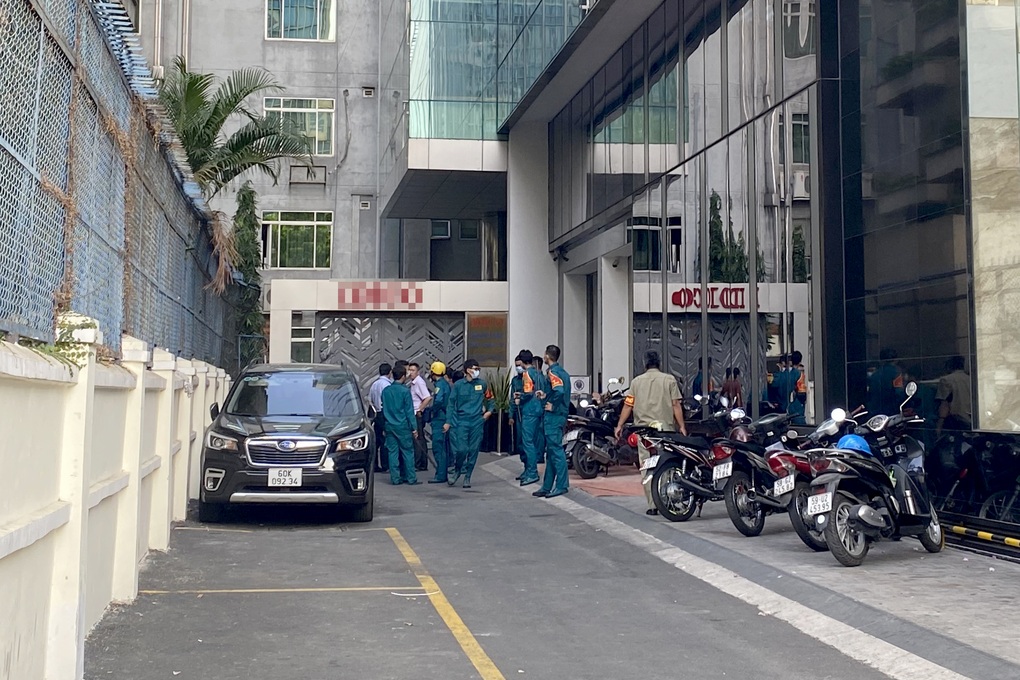 Nam thanh niên nghi rơi lầu tử vong ở TPHCM - 1 Nam thanh niên nghi rơi lầu tử vong ở TPHCM - 1