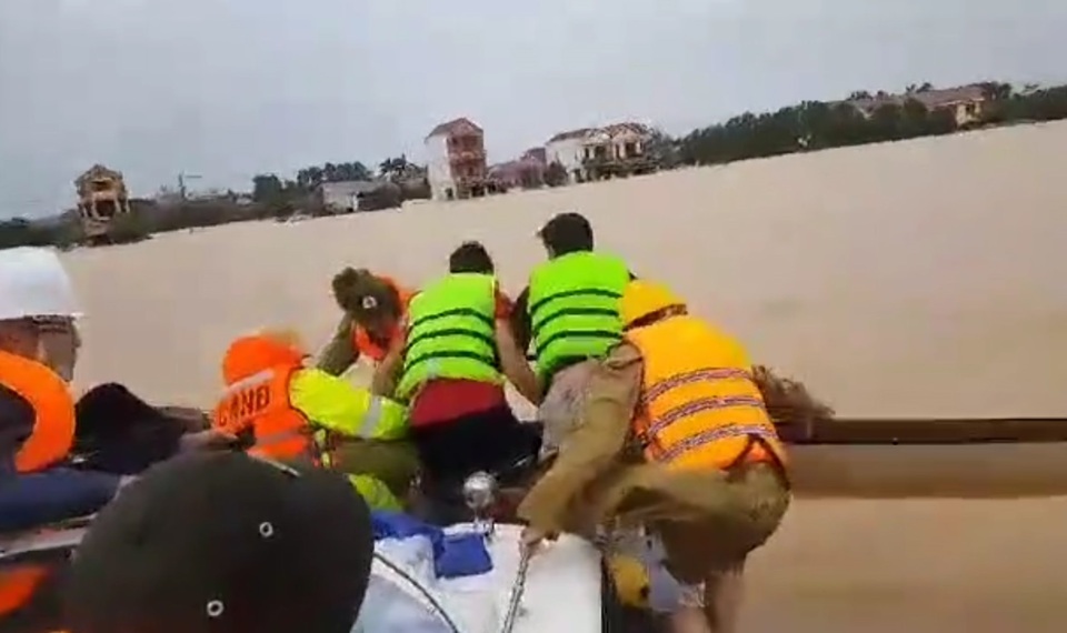 Cứu 4 người bị lật thuyền, chới với giữa dòng lũ - 2 Cứu 4 người bị lật thuyền, chới với giữa dòng lũ - 2