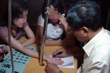 Khi sỹ tử đặt niềm tin "đỗ ĐH" vào...bói toán