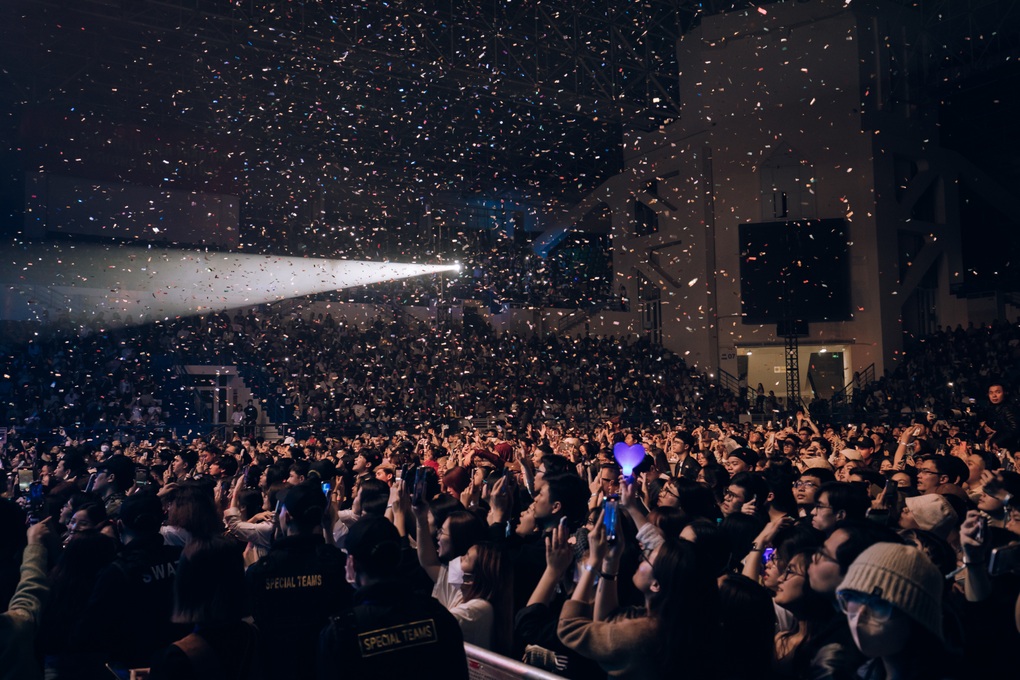 6000 khán giả đội mưa thăng hoa cùng Chillies trong đêm nhạc  tại Hà Nội - 2