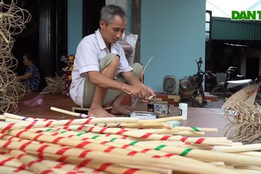 Người đàn ông hơn 40 năm làm đèn ông sư Trung thu ở Hà Nội