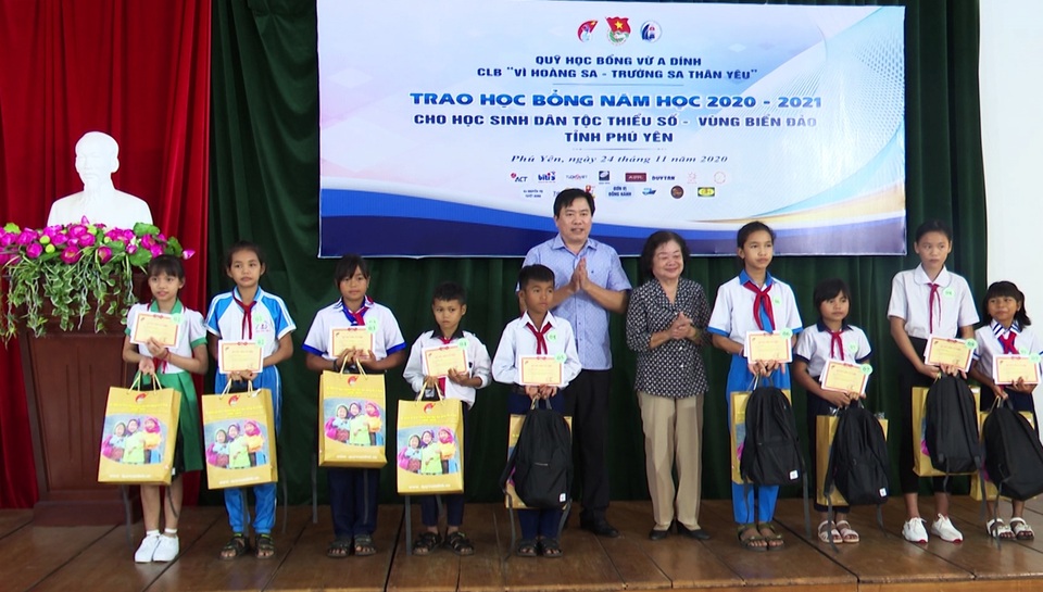 Phú Yên: Trao 110 suất học bổng đến học sinh nghèo hiếu học - 1 Phú Yên: Trao 110 suất học bổng đến học sinh nghèo hiếu học - 1