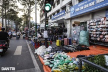 Từng có chiến dịch giành vỉa hè cho người đi bộ, sao giờ lại tính thu phí ?