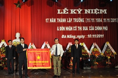 Đà Nẵng: ĐH Duy Tân đón nhận Cờ thi đua của Chính phủ