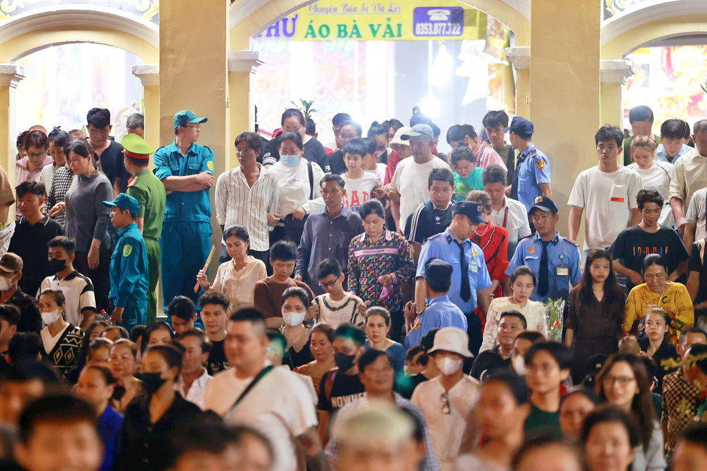 Nước tắm tượng Bà Chúa Xứ núi Sam được nấu từ bao nhiêu loài hoa? - 4 Nước tắm tượng Bà Chúa Xứ núi Sam được nấu từ bao nhiêu loài hoa? - 4