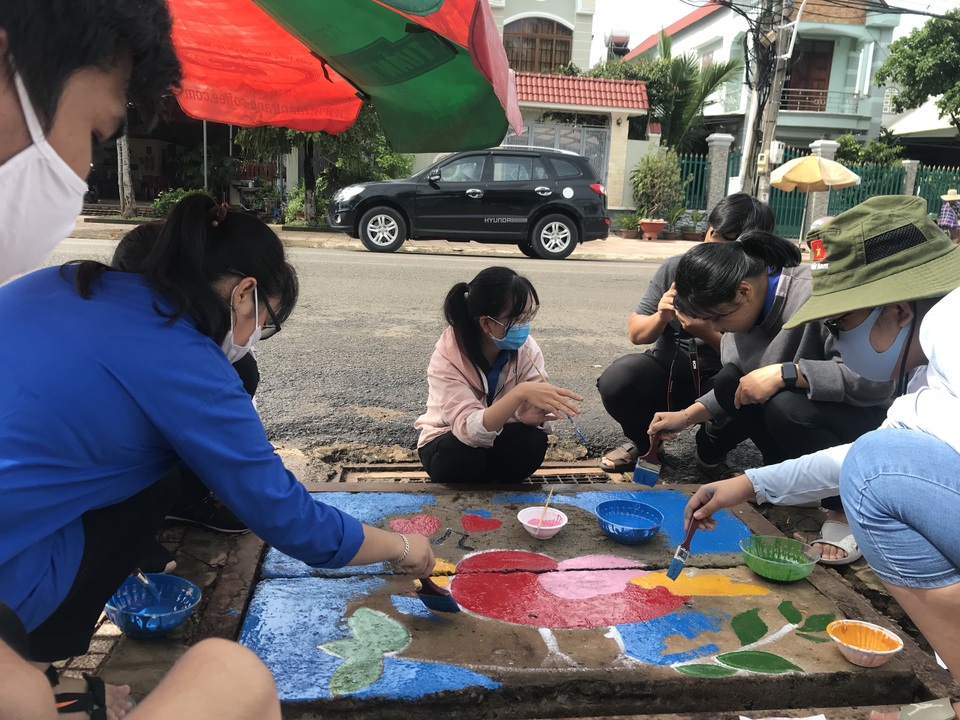 Thanh niên Bình Phước cùng nhau thay “áo mới” cho những nắp cống - 5 Thanh niên Bình Phước cùng nhau thay “áo mới” cho những nắp cống - 5