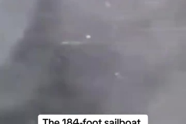 Khoảnh khắc siêu du thuyền bị vòi rồng nhấn chìm