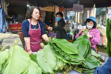 Phiên chợ họp ngày cuối năm, chỉ bán lá dong rừng, lạt tre ở Hà Nội
