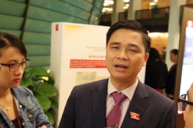 Cho công chức làm việc ở nhà hay đến cơ quan chấm công quẹt thẻ?