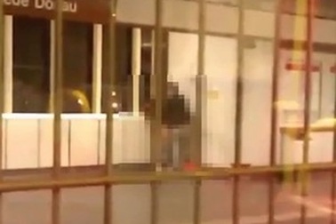 Sốc với cặp đôi “mây mưa” giữa sân ga tàu điện ngầm