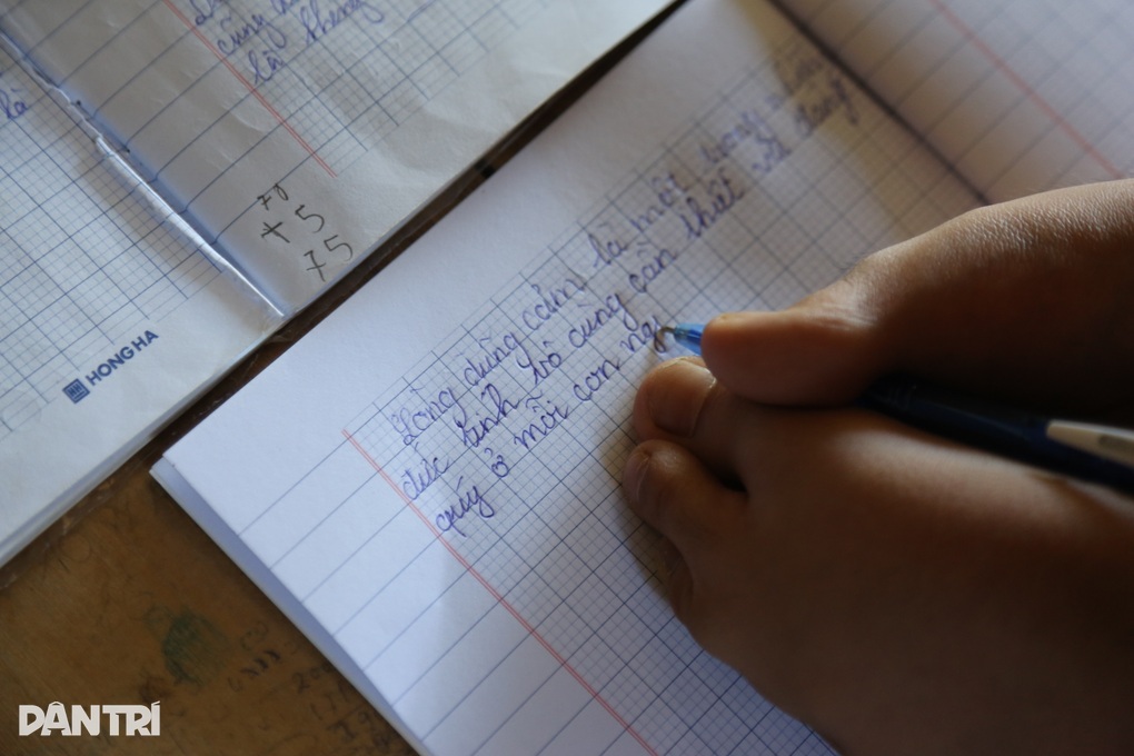 Tiểu Nguyễn Ngọc Ký viết chữ bằng chân, nuôi ước mơ làm bác sĩ - 4 Tiểu Nguyễn Ngọc Ký viết chữ bằng chân, nuôi ước mơ làm bác sĩ - 4