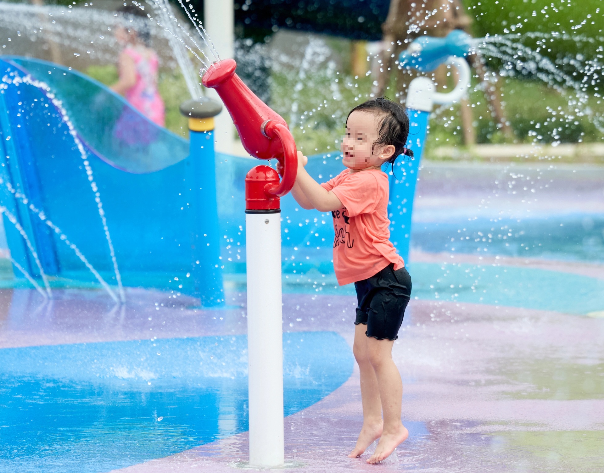 Hàng nghìn người đổ về công viên nước Sầm Sơn trong ngày khai trương - 7 Hàng nghìn người đổ về công viên nước Sầm Sơn trong ngày khai trương - 7
