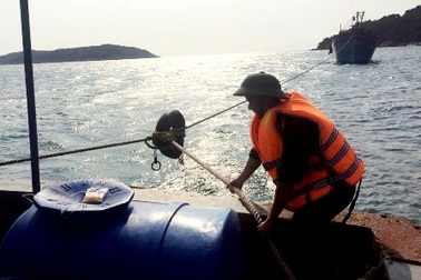 Lai dắt tàu cá của ngư dân bị nạn vào bờ an toàn