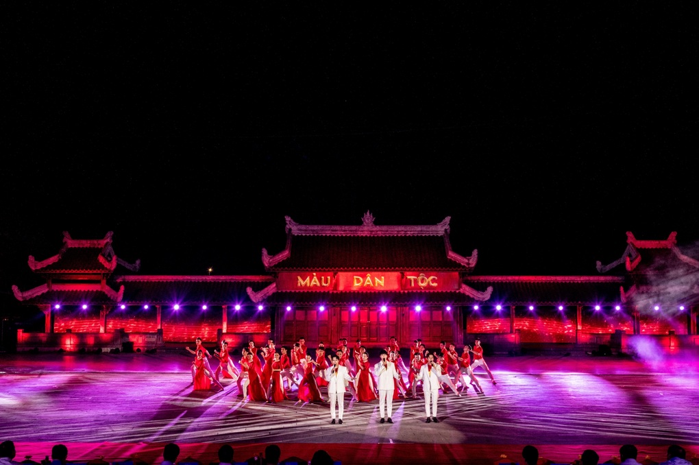 Đạo diễn Minh Trí tiết lộ hậu trường chương trình Khát vọng hòa bình - 1 Đạo diễn Minh Trí tiết lộ hậu trường chương trình Khát vọng hòa bình - 1