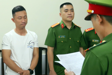 Tại sao thầy dạy lái xe cho Ngọc Trinh bị khởi tố tội sử dụng tài liệu giả?