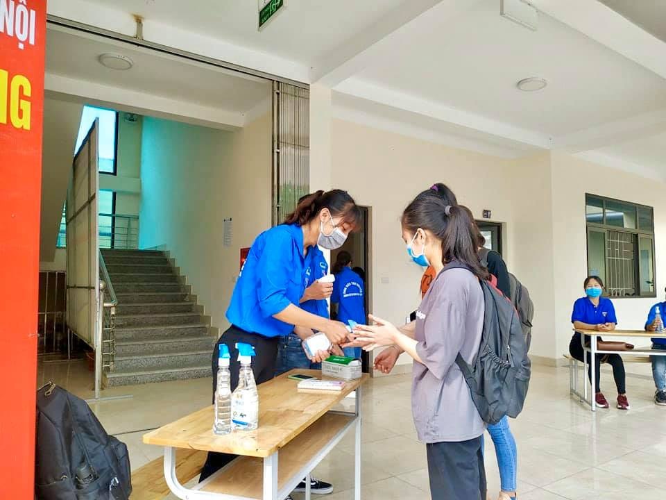 Thanh niên Thủ đô hỗ trợ biện pháp phòng dịch tại các trường học - 5 Thanh niên Thủ đô hỗ trợ biện pháp phòng dịch tại các trường học - 5