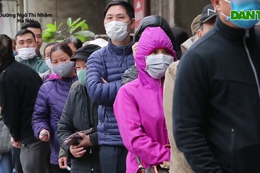 Hà Nội: Xếp hàng dài hàng trăm mét đợi mua khẩu trang diệt khuẩn