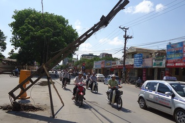 Cây cột điện muốn “đè bẹp” người đi đường