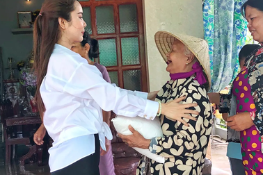 Hoa hậu Huỳnh Vy mang gạo tặng các cụ già nhân mùa Vu Lan báo hiếu