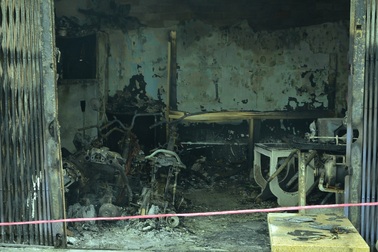 Giải cứu 2 người mắc kẹt trong căn nhà bốc cháy lúc rạng sáng