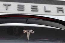 Giá cổ phiếu tăng kỷ lục, Tesla biến nhiều nhà đầu tư thành triệu phú