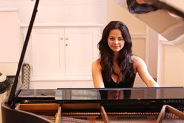 Tiếng dương cầm qua khung cửa sổ