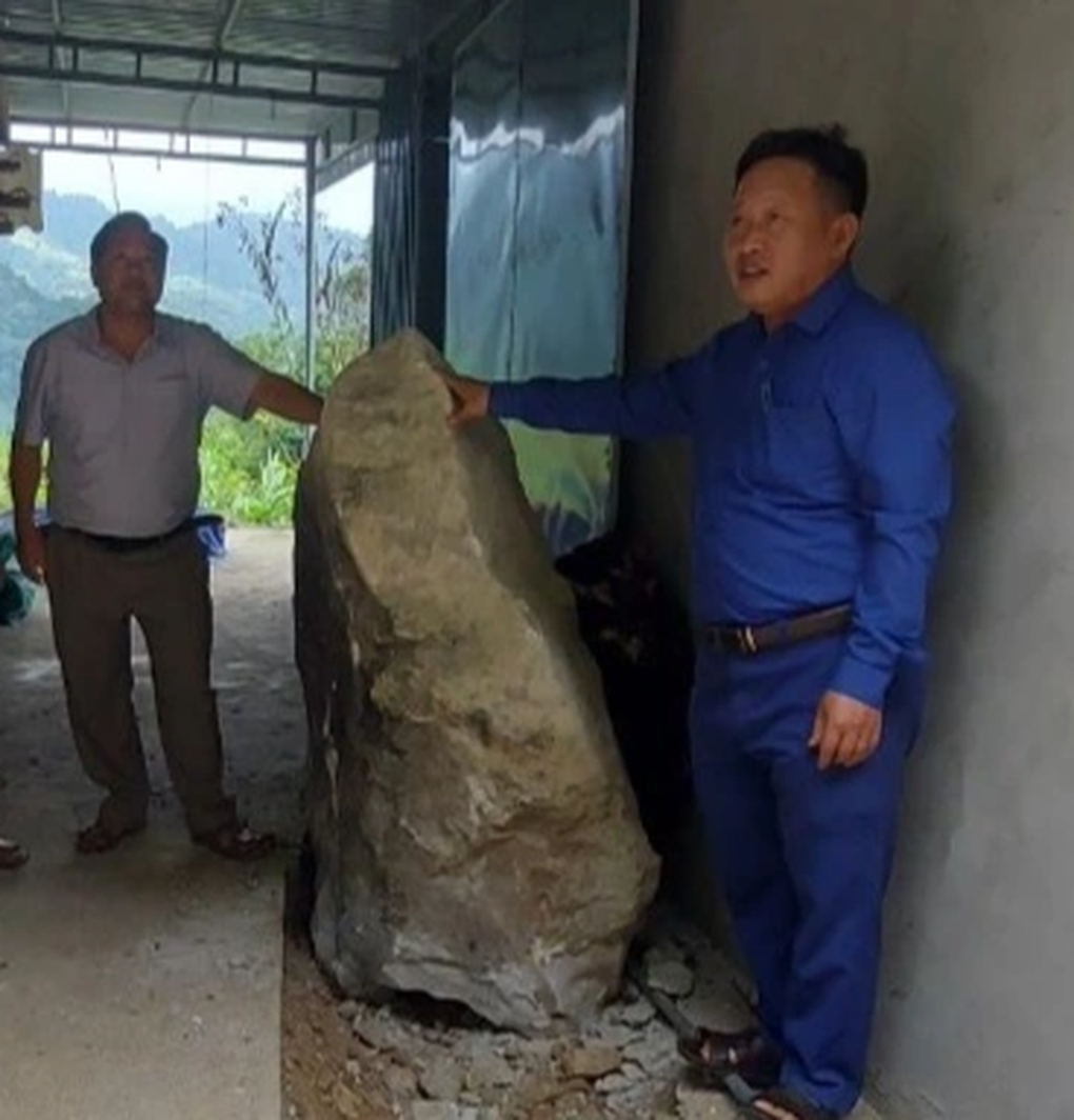 Đá lăn sập mái nhà dân lúc rạng sáng - 1 Đá lăn sập mái nhà dân lúc rạng sáng - 1