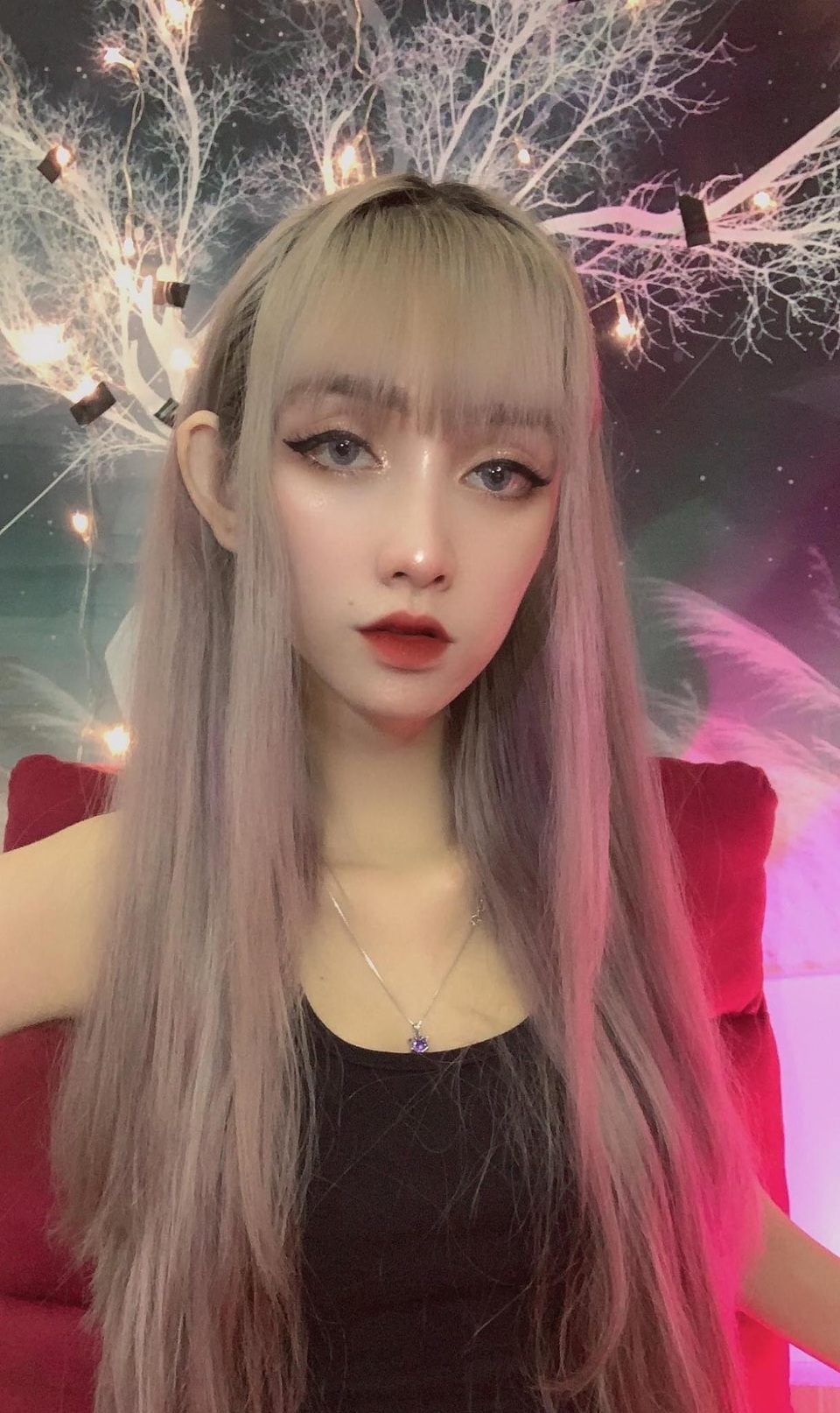 Chuyện về cô gái dùng chân trang điểm trở thành hot livestream - 6 Chuyện về cô gái dùng chân trang điểm trở thành hot livestream - 6