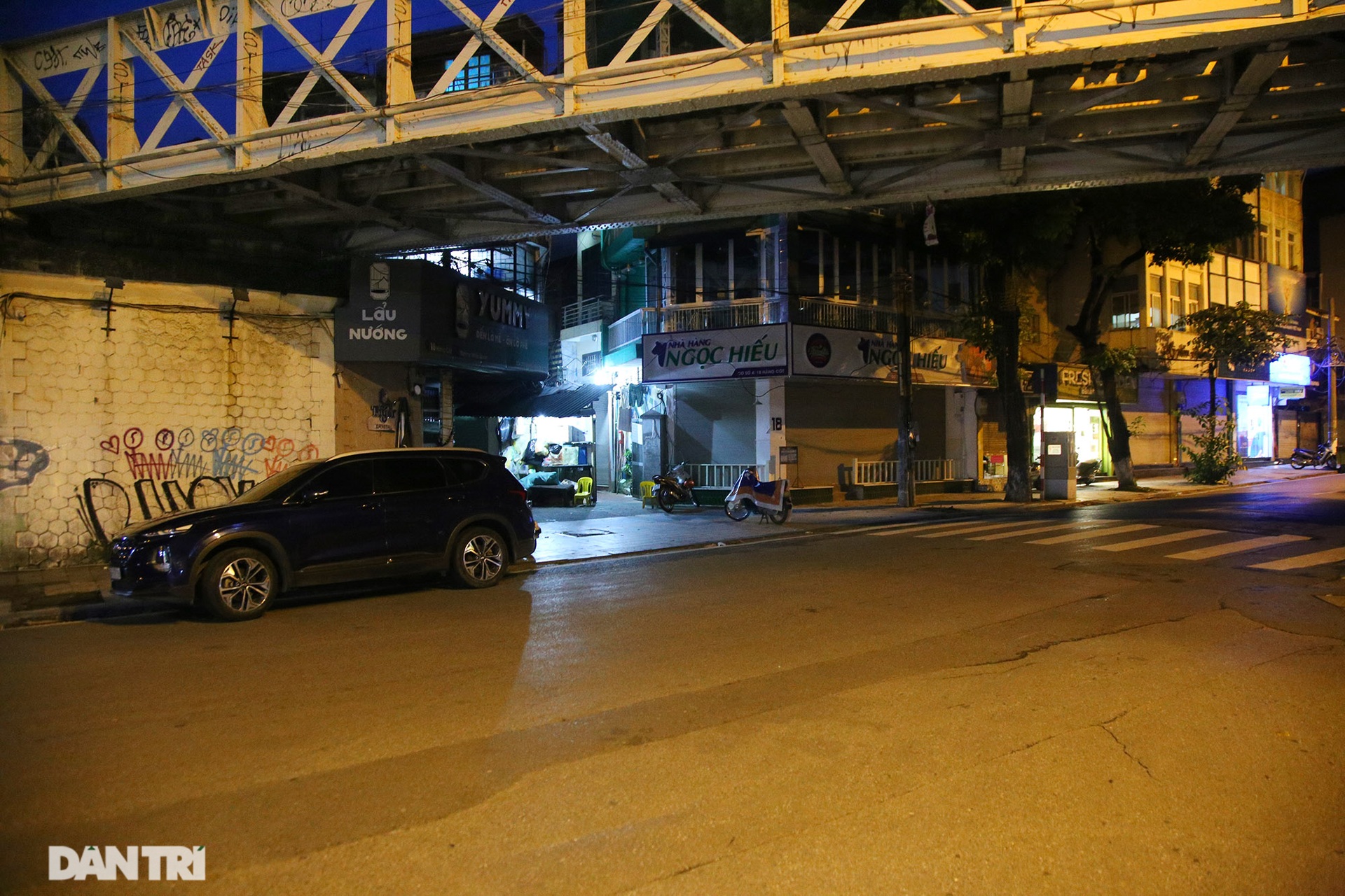 So sánh: Hình ảnh chợ trung thu vắng lặng khác biệt cảnh đông đúc mọi năm - 6