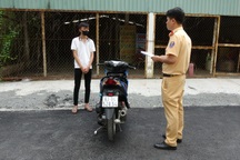 Thanh niên đầu trần rú ga xe máy trong đô thị để quay clip "sống ảo"