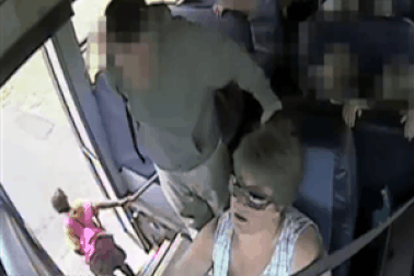 Kẹt ba lô vào cửa xe buýt, bé gái bị kéo lê dọc đường