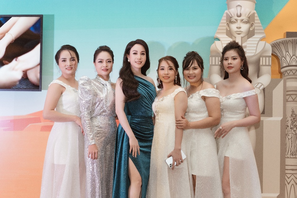 Hathor Group đánh dấu chặng đường 6 năm kinh doanh bằng một sự kiện quy tụ dàn sao Việt đình đám - 4 Hathor Group đánh dấu chặng đường 6 năm kinh doanh bằng một sự kiện quy tụ dàn sao Việt đình đám - 4