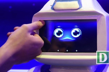 Nhóm bạn trẻ Việt chế tạo robot phục vụ quán cà phê