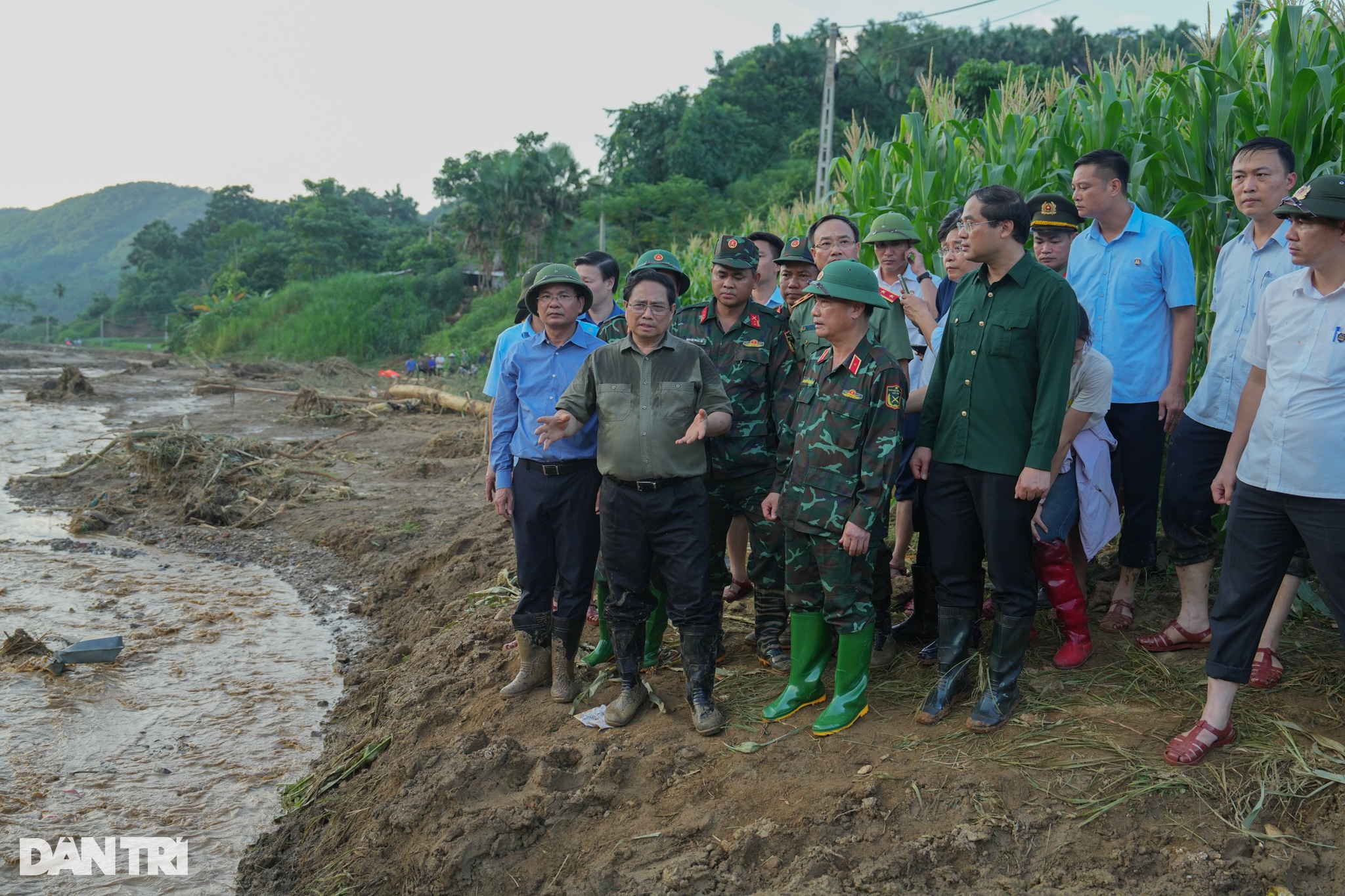 View - Thủ tướng Phạm Minh Chính xúc động khi thấy nước mắt của người dân Làng Nủ | Báo Dân trí