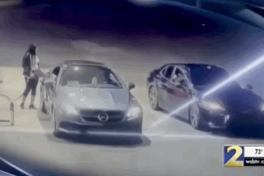 Xem người phụ nữ phản ứng cực nhanh trước tên cướp xe