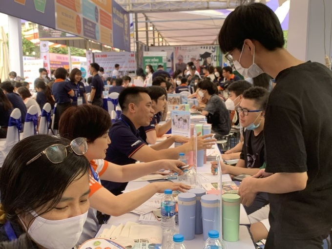 Thí sinh tham dự ngày hội tư vấn tuyển sinh đại học, cao đẳng năm 2022 tại Trường Đại học Bách khoa Hà Nội. Ảnh: Lê Vân/baotintuc.
