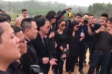 Bạn bè, đồng nghiệp hát vang "Đường đến ngày vinh quang" quanh mộ phần Trần Lập