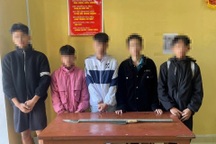 Nhóm học sinh mang vũ khí hỗn chiến trước cổng trường