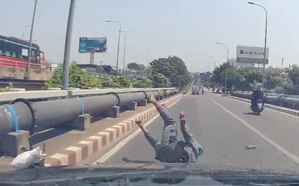 Cái kết cổ tích sau cú tạt đầu xe Mercedes của người shipper nghèo - 5 Cái kết cổ tích sau cú tạt đầu xe Mercedes của người shipper nghèo - 5